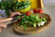 Frühlingszwiebeln: Die milde Alternative für Pizza und mehr – Tipps vom Bundeszentrum für Ernährung