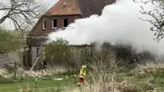 Frühmorgendlicher Großbrand bei Rehna: Feuerwehr rettet verletzte Frau aus Wohnhaus