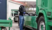 Frust an der Zapfsäule: Wie Firmen, Pendler und Landwirte mit den hohen Spritpreisen umgehen