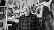 Gadebusch ehrt Frank Rohmann posthum mit Gedenkstele aus historischem Brückenholz