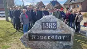 Gedenkstein in Röpersdorf erinnert an historischen Ortsnamen 'Roperstorp' von 1362