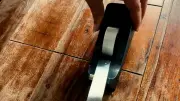 Genialer Haushaltstrick: Mit Tesafilm-Gitter zu perfekt arrangierten Blumensträußen