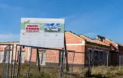 Geplanter Kita-Neubau in Wittenberg-Labetz gescheitert: Baustellenschild mit Verkaufsvermerk