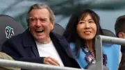 Gerhard Schröder genießt trotz Remis bei Hannover 96 den Spieltag mit Ehefrau