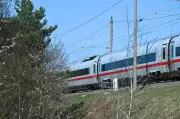 Gerissene Oberleitung bei Zahna-Elster: Reparaturarbeiten laufen, Zugverkehr beeinträchtigt