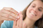 Gesunde Fingernägel: Ärztliche Tipps für Stabilität und Pflege im Alltag