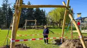 Globiger Kinder bekommen eine Seilrutsche auf dem Spielplatz