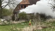 Großbrand bei Rehna: Vier Feuerwehren im Einsatz, verletzte Frau gerettet