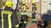 Großbrand in Jessener Neubaugebiet: Feuerwehr sucht unter Atemschutz nach Bewohnern