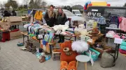 Großer Familienflohmarkt in Schönfeld: Mehr als nur Trödel mit Hüpfburg und Kuchenbasar