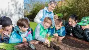 Grundschule Rasberg startet neues Schulgartenprojekt mit Kräutern und Gemüse