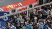 Hamburger Hauptbahnhof: 51-Jährige stürzt vor S-Bahn – Schnelle Reaktion von Reisenden rettet Leben