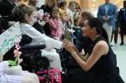 Harry und Meghan verteilen Umarmungen in australischer Kinderklinik