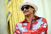 Hegseth fliegt mit Kid Rock in Kampfhubschraubern – Kritik von Newsom