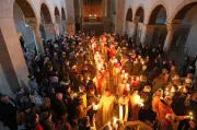 Hunderte feiern mittelalterliches Osterspiel in Gernroder Stiftskirche