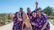 Isi Glück feiert wilde Pool-Party auf Mallorca mit 35 Urlaubern für Musikvideo