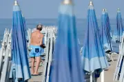Italienisches Rentnerpaar nach 46 Jahren aus Strandbad verdrängt - Altersdiskriminierung am Meer?