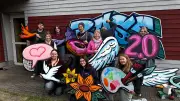 Jugendliche gestalten mit Künstler Tino Bittner Graffiti-Fassade für neuen Jugendclub Base 2.0 in Rehna