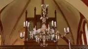 Jugendstil-Leuchter kehrt nach Restauration in Gägelower Kirche zurück