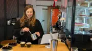 Junge Frau verwandelt DDR-Betonwerk in Café: Kuchen und Pizza in der Uckermark