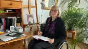 Karikaturen einer Rollstuhlfahrerin: Humorvolle Kritik an absurden Alltagssituationen
