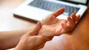Karpaltunnel-Syndrom: Neue Mini-OP ohne Schnitt revolutioniert Behandlung