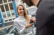 Kfz-Versicherung: Was beim Verleihen des Autos an Freunde zu beachten ist