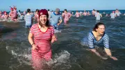 Kühlungsborn: Über 400 Mutige beim verspäteten Oster-Anbaden in der Ostsee