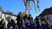 Kindergartenkinder schmücken Maibaumkrone in Feldberg