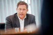 Klingbeil drängt auf rasche Steuersenkungen für Autofahrer trotz geopolitischer Spannungen
