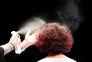 Öko-Test: Naturkosmetik-Haarsprays top, zwei Markenprodukte fallen durch