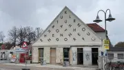 Kunst oder Buchstabensuppe? Streit um teure Bahnhofsfassade in Hohen Neuendorf