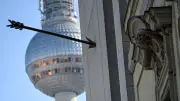Kunst oder Politik? Der umstrittene Migrationspfeil am Berliner Schloss