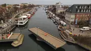 Kurze Vollsperrung der historischen Drehbrücke in Warnemünde: Nur 25 Minuten Umweg