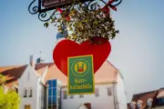 Kusshaltestelle in Eisenberg: Rotes Herz und Mistelzweig wecken Frühlingsgefühle