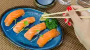 Lebensmittelvergiftung in Schweden: Lachs-Sushi macht etwa 100 Menschen krank