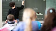 Lehrerin mit Anti-AfD-Pulli: Kontroverse um Neutralitätspflicht im Unterricht