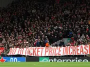 Liverpool-Fans protestieren gegen Ticketpreise mit Gelber Karte