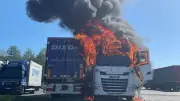 Lkw-Fahrer kocht im Führerhaus: Laster geht in Flammen auf