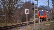 Lokführer verhindert Unglück: Mann rennt vor Zug und steigt dann einfach ein