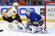 Marco Sturms NHL-Playoff-Debüt endet bitter: Boston Bruins verschenken Führung gegen Buffalo