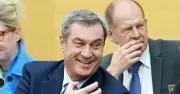 Markus Söder glatt rasiert: Missgeschick beim Rasieren