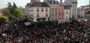 Massendemo in Saint-Denis gegen Rassismus nach rassistischen Angriffen auf Bürgermeister