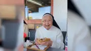 Mit 92 Jahren den ersten Döner: Nonne geht viral