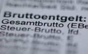 Mittlerer Bruttolohn steigt 2025 um 1.900 Euro - Ost-West-Gefälle bleibt deutlich