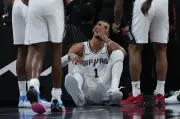 NBA-Playoffs: Spurs verlieren Spiel und Topstar Wembanyama nach schwerem Sturz