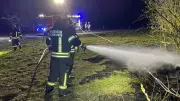 Nächtliche Feuerwehreinsätze: Serie von Flächenbränden in Aschersleben hält an