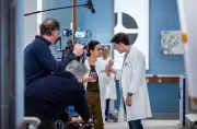 Neue Staffel „Die jungen Ärzte“: Chefärztin wechselt, Drama um Familie