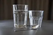 Nie mehr kleckern: Hält der Löffel-Trick beim Umfüllen wirklich, was er verspricht?
