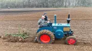 Oldtimer-Traktoren zeigen ihr Können beim Pflügen in Naschendorf